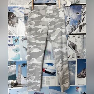 Gray & White Camo Athletic Cropped Leggings